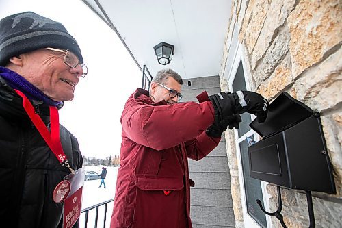 MIKAELA MACKENZIE / FREE PRESS
Liberal candidate for Winnipeg West Doug Eyolfson and campaign crew member Jon Gerrard door-knock in the riding on Friday, March 28, 2025.
For Malak story.
Winnipeg Free Press 2025
