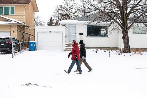 MIKAELA MACKENZIE / FREE PRESS
Liberal candidate for Winnipeg West Doug Eyolfson (left) and campaign crew member Jon Gerrard door-knock in the riding on Friday, March 28, 2025.
For Malak story.
Winnipeg Free Press 2025