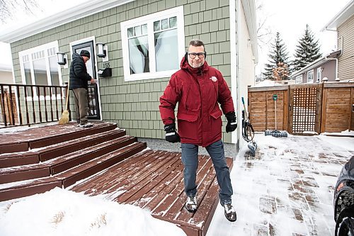 MIKAELA MACKENZIE / FREE PRESS
Liberal candidate for Winnipeg West Doug Eyolfson (right) and campaign crew member Jon Gerrard door-knock in the riding on Friday, March 28, 2025.
For Malak story.
Winnipeg Free Press 2025