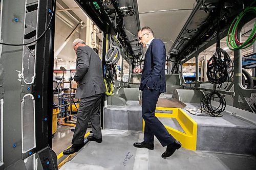 MIKAELA MACKENZIE / FREE PRESS
New Flyer Industries president and CEO Paul Soubry gives Liberal Leader Mark Carney a tour of the facility in Winnipeg on Tuesday, April 1, 2025.
For Malak story.
Winnipeg Free Press 2025
