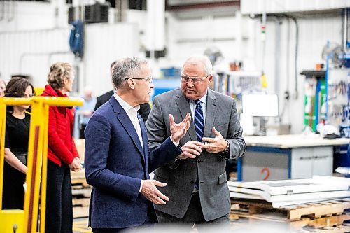 MIKAELA MACKENZIE / FREE PRESS
New Flyer Industries president and CEO Paul Soubry gives Liberal Leader Mark Carney a tour of the facility in Winnipeg on Tuesday, April 1, 2025.
For Malak story.
Winnipeg Free Press 2025