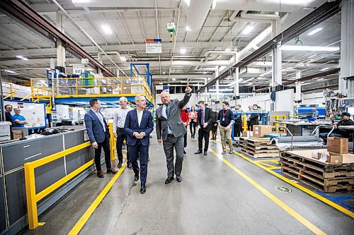 MIKAELA MACKENZIE / FREE PRESS
New Flyer Industries president and CEO Paul Soubry gives Liberal Leader Mark Carney a tour of the facility in Winnipeg on Tuesday, April 1, 2025.
For Malak story.
Winnipeg Free Press 2025