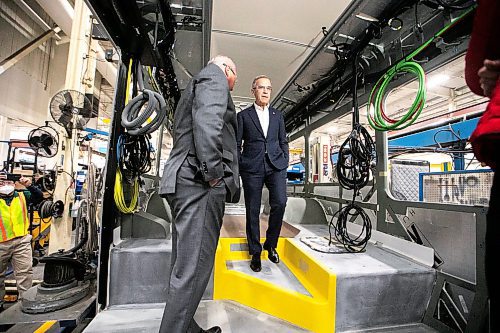 MIKAELA MACKENZIE / FREE PRESS
New Flyer Industries president and CEO Paul Soubry gives Liberal Leader Mark Carney a tour of the facility in Winnipeg on Tuesday, April 1, 2025.
For Malak story.
Winnipeg Free Press 2025