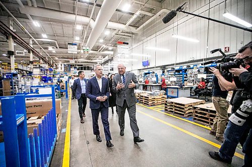 MIKAELA MACKENZIE / FREE PRESS
	

New Flyer Industries president and CEO Paul Soubry gives Liberal Leader Mark Carney a tour of the facility in Winnipeg on Tuesday, April 1, 2025.

For Malak story.
Winnipeg Free Press 2025