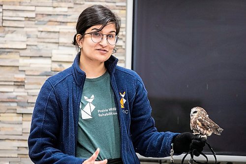 MIKAELA MACKENZIE / FREE PRESS
	

Prairie Wildlife Rehabilitation Centre education coordinator Julia Burcar introduces northern saw-whet owl Yahzi to children at the Osborne Library on Thursday, April 3, 2025. 

Standup.
Winnipeg Free Press 2025