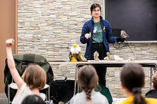 MIKAELA MACKENZIE / FREE PRESS
Prairie Wildlife Rehabilitation Centre education coordinator Julia Burcar introduces northern saw-whet owl Yahzi to children at the Osborne Library on Thursday, April 3, 2025.
Standup.
Winnipeg Free Press 2025