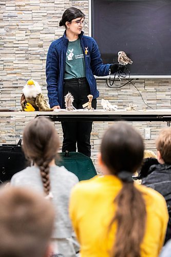 MIKAELA MACKENZIE / FREE PRESS
Prairie Wildlife Rehabilitation Centre education coordinator Julia Burcar introduces northern saw-whet owl Yahzi to children at the Osborne Library on Thursday, April 3, 2025.
Standup.
Winnipeg Free Press 2025