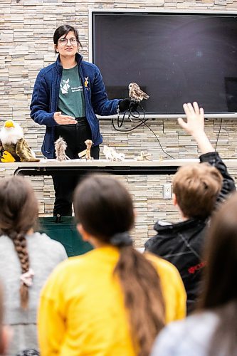 MIKAELA MACKENZIE / FREE PRESS
Prairie Wildlife Rehabilitation Centre education coordinator Julia Burcar introduces northern saw-whet owl Yahzi to children at the Osborne Library on Thursday, April 3, 2025.
Standup.
Winnipeg Free Press 2025