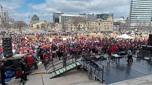 JOHN WOODS / FREE PRESS
Hundreds of Manitobans gathered on the legislature grounds in downtown Winnipeg to show their patriotic pride. April 6, 2025