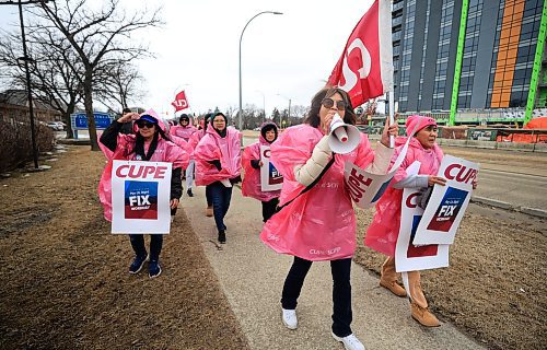 Ruth Bonneville / Free Press
LOCAL - healthcare rally
Photo Health Care Support Workers at Extendicare-operated Care Homes on the Picket line at Tuxedo Villa Personal Care Home
ERIK story
April 9th 2025
