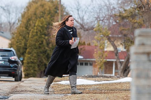 MIKE DEAL / FREE PRESS
Elmwood-Transcona NDP candidate Leila Dance does some door-knocking, Wednesday afternoon.
Reporter: Malak Abas
250409 - Wednesday, April 09, 2025.