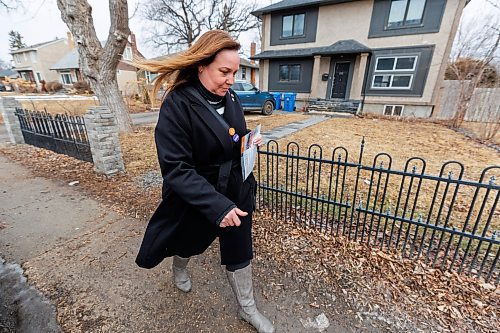 MIKE DEAL / FREE PRESS
Elmwood-Transcona NDP candidate Leila Dance does some door-knocking, Wednesday afternoon.
Reporter: Malak Abas
250409 - Wednesday, April 09, 2025.
