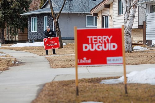 MIKE DEAL / FREE PRESS
Terry Duguid in his riding of Winnipeg South installs a sign while he does some door-knocking, Wednesday afternoon.
Reporter: Malak Abas
250409 - Wednesday, April 09, 2025.