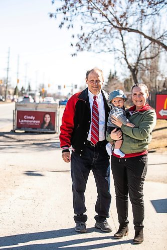 MIKAELA MACKENZIE / FREE PRESS
Winnipeg North incumbent MP Kevin Lamoureux, his daughter, MLA Cindy Lamoureux, and her son, 5-month-old Hudson Burns, at Keewatin near Inkster on Tuesday, April 15, 2025. During this federal election campaign period, the three of them - including the baby - have gone door-knocking on Kevin's behalf together.
For Malak story.
Winnipeg Free Press 2025