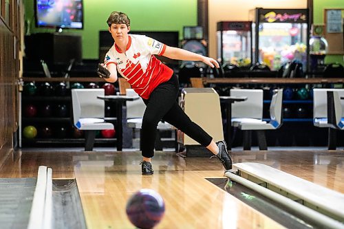 MIKAELA MACKENZIE / FREE PRESS
Marissa Naylor-McCall, the first ever woman to win the Marinelli City Singles in the tournament's 65-year history, bowls at the La Verendrye Bowling Lanes on Wednesday, April 16, 2025.
For Ben Little story.
Winnipeg Free Press 2025