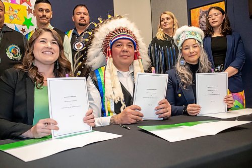 BROOK JONES/FREE PRESS
The Link: Youth and Family Supports and Brokenhead Ojibway First Nation sign a historic agreement to repatriate services. The partnership represents efforts to reclaim jurisdiction and oversight of child and family services and a transformation of Community Care across Manitoba and Canada. Pictured: Brokenhead Ojibway First Nation Chief Gordon Bluesky (middle), Link Board Chair Candace Olson (left) and Families Minister Nahanni Fontaine (right) hold up copies of a memorandum of understanding to repatriate key services and buildings to serve all Manitobans after they signed the documents.