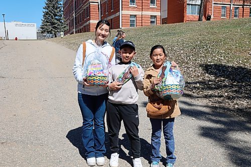 Left: Minjia Cheng and siblings, Rui, Alice with their gifts at the college’s annual Easter Eggstravaganza Saturday afternoon. (Abiola Odutola/The Brandon Sun)