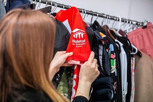 MIKAELA MACKENZIE / FREE PRESS
GarmaTech founder Shelley Ediger shows some of the Habitat for Humanity jerseys at her small clothing manufacturing shop on Wednesday, April 23, 2025.
For Aaron story.
Winnipeg Free Press 2025
