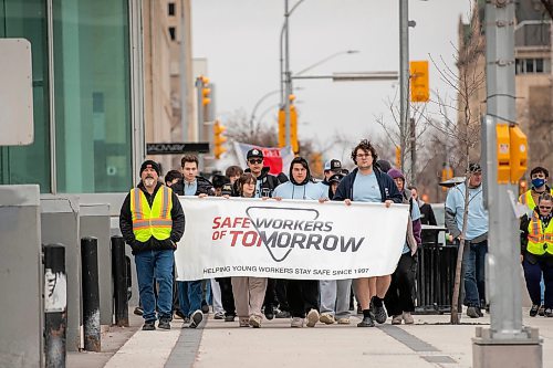 BROOK JONES/FREE PRESS
SAFE Workers of Tomorrow Leader's Walk participants march along Broadway Avenue in Winnipeg, Man., Monday, April 28, 2025. Students from Tec Voc High School, Collège St. Norbert Collegiate and Collège Lorette Collegiate volunteer as they carry the banner at the front of the walk. In addtion to the Leaders' Walk, a ceremony to remember Manitobans who died last year after suffering injuries or illness at work took place at the Manitoba Workers Memorial which is also known as the Fallen Firefighter Memorial at Memorial Park in Winnipeg.