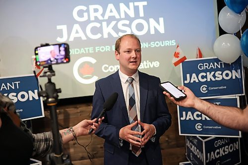 28042025
Brandon-Souris Conservative Party of Canada candidate Grant Jackson answers questions from journalists at his campaign party at Joe Beeverz Canadian Pub in Brandon on Monday evening. Jackson won his election race to become the next Member of Parliament for Brandon-Souris. (Tim Smith/The Brandon Sun)
