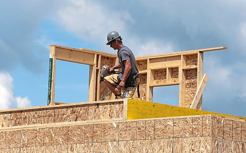 Jason Halstead / Free Press files
Safety and Health Week in Manitoba kicks off on Monday, so it&#x2019;s the perfect time to remind everyone of all ages to keep an eye out for potential hazards that can pop up during home construction or with renovation projects.