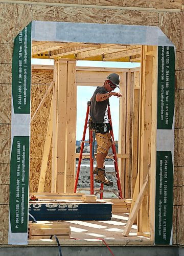 Jason Halstead / Free Press files
Safety and Health Week in Manitoba kicks off on Monday, so it&#x2019;s the perfect time to remind everyone of all ages to keep an eye out for potential hazards that can pop up during home construction or with renovation projects.