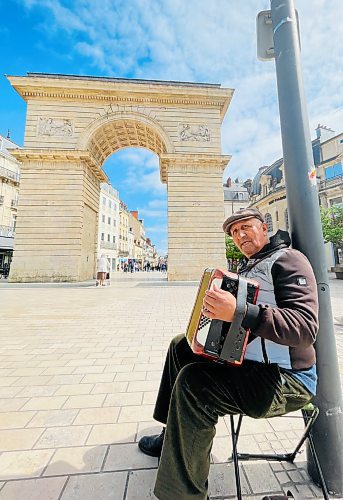 Steve MacNaull / Free Press
A busker plays the accordion at Dijon’s William Gate.