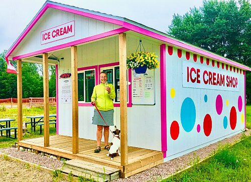 Gord Mackintosh / Free Press
Pinawa’s Ice Cream Shop proves dogs know their ice cream.