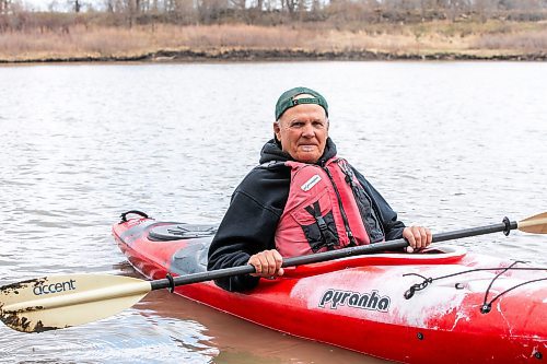 MIKAELA MACKENZIE / FREE PRESS
Dave Taylor kayaks on the Red River on Thursday, May 1, 2025. Dave Taylor is a local teacher who has written several op-eds drawing attention to sewers and pollution issues in the city.
For JS story.
Winnipeg Free Press 2025