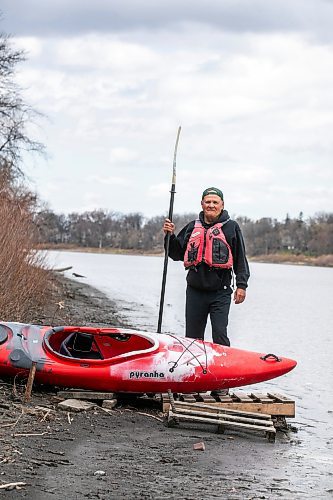 MIKAELA MACKENZIE / FREE PRESS
Kayaker Dave Taylor by the Red River on Thursday, May 1, 2025. Dave Taylor is a local teacher who has written several op-eds drawing attention to sewers and pollution issues in the city.
For JS story.
Winnipeg Free Press 2025