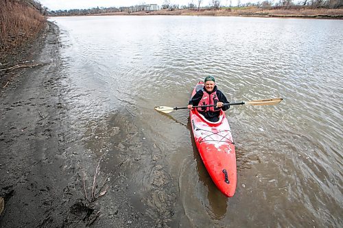 MIKAELA MACKENZIE / FREE PRESS
Dave Taylor kayaks on the Red River on Thursday, May 1, 2025. Dave Taylor is a local teacher who has written several op-eds drawing attention to sewers and pollution issues in the city.
For JS story.
Winnipeg Free Press 2025