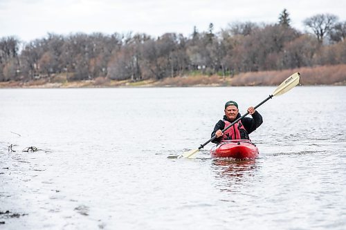 MIKAELA MACKENZIE / FREE PRESS
Dave Taylor kayaks on the Red River on Thursday, May 1, 2025. Dave Taylor is a local teacher who has written several op-eds drawing attention to sewers and pollution issues in the city.
For JS story.
Winnipeg Free Press 2025