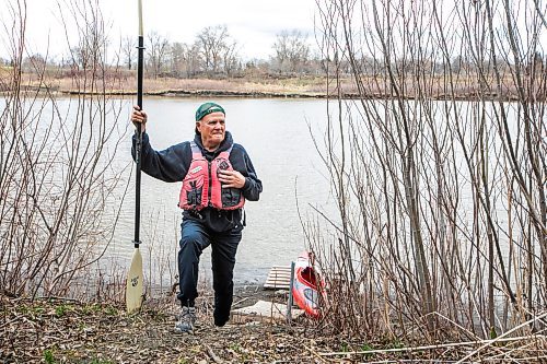 MIKAELA MACKENZIE / FREE PRESS
Kayaker Dave Taylor by the Red River on Thursday, May 1, 2025. Dave Taylor is a local teacher who has written several op-eds drawing attention to sewers and pollution issues in the city.
For JS story.
Winnipeg Free Press 2025