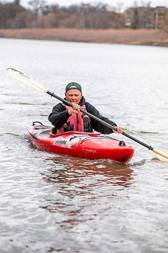 MIKAELA MACKENZIE / FREE PRESS
Dave Taylor kayaks on the Red River on Thursday, May 1, 2025. Dave Taylor is a local teacher who has written several op-eds drawing attention to sewers and pollution issues in the city.
For JS story.
Winnipeg Free Press 2025