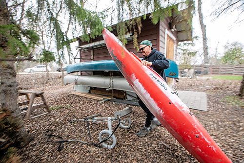 MIKAELA MACKENZIE / FREE PRESS
Dave Taylor gets his kayak out before heading down to the Red River on Thursday, May 1, 2025. Dave Taylor is a local teacher who has written several op-eds drawing attention to sewers and pollution issues in the city.
For JS story.
Winnipeg Free Press 2025