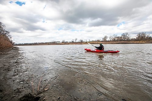 MIKAELA MACKENZIE / FREE PRESS
Dave Taylor kayaks on the Red River on Thursday, May 1, 2025. Dave Taylor is a local teacher who has written several op-eds drawing attention to sewers and pollution issues in the city.
For JS story.
Winnipeg Free Press 2025