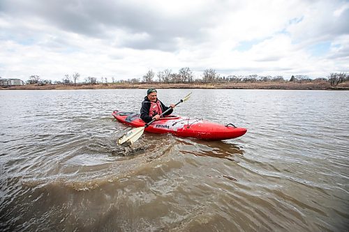 MIKAELA MACKENZIE / FREE PRESS
Dave Taylor kayaks on the Red River on Thursday, May 1, 2025. Dave Taylor is a local teacher who has written several op-eds drawing attention to sewers and pollution issues in the city.
For JS story.
Winnipeg Free Press 2025