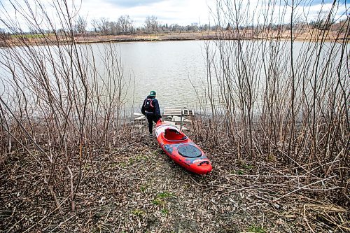 MIKAELA MACKENZIE / FREE PRESS
Dave Taylor brings his kayak down to the Red River on Thursday, May 1, 2025. Dave Taylor is a local teacher who has written several op-eds drawing attention to sewers and pollution issues in the city.
For JS story.
Winnipeg Free Press 2025