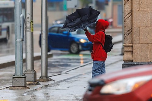 MIKE DEAL / FREE PRESS
Pedestrians battle the wind and the rain while making their way along Portage Avenue Friday morning.
Standup
250516 - Friday, May 16, 2025.
