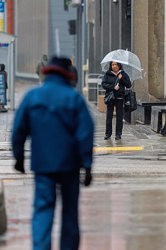 MIKE DEAL / FREE PRESS
Pedestrians battle the wind and the rain while making their way along Portage Avenue Friday morning.
Standup
250516 - Friday, May 16, 2025.