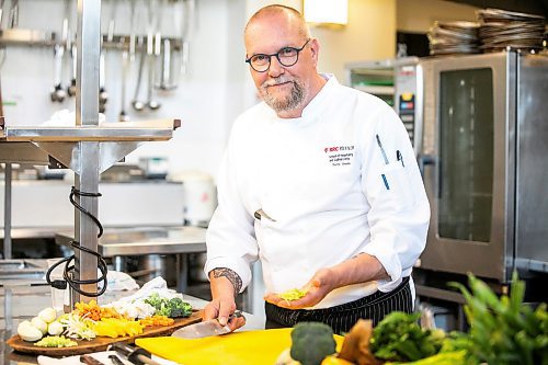 MIKAELA MACKENZIE / FREE PRESS
Terry Gereta demonstrates knife skills at RRC Polytech on Monday, May 12, 2025.
For Eva story.
Winnipeg Free Press 2025