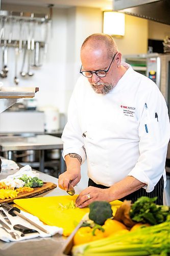 MIKAELA MACKENZIE / FREE PRESS
Terry Gereta demonstrates knife skills at RRC Polytech on Monday, May 12, 2025.
For Eva story.
Winnipeg Free Press 2025