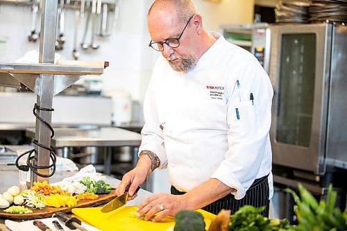 MIKAELA MACKENZIE / FREE PRESS
Terry Gereta demonstrates knife skills at RRC Polytech on Monday, May 12, 2025.
For Eva story.
Winnipeg Free Press 2025