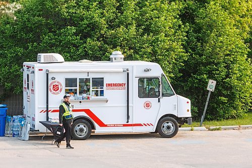 MIKE DEAL / FREE PRESS
A Salvation Army Emergency Disaster Services food truck is set up in the parking lot at Billy Mosienko Arena.
Billy Mosienko Arena, 709 Keewatin St., where the province has set up a reception centre staffed by provincial Emergency Social Services (ESS) and the Canadian Red Cross where evacuees are encouraged to register whether or not they have a place to stay.
250529 - Thursday, May 29, 2025.