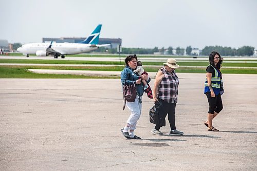 MIKAELA MACKENZIE / FREE PRESS
A charter unloads evacuees from Pukatawagan in Winnipeg on Thursday, May 29, 2025.
Winnipeg Free Press 2025