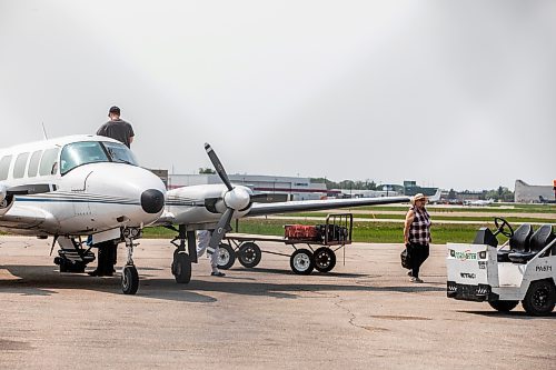MIKAELA MACKENZIE / FREE PRESS
	
A charter unloads evacuees from Pukatawagan in Winnipeg on Thursday, May 29, 2025. 

Winnipeg Free Press 2025