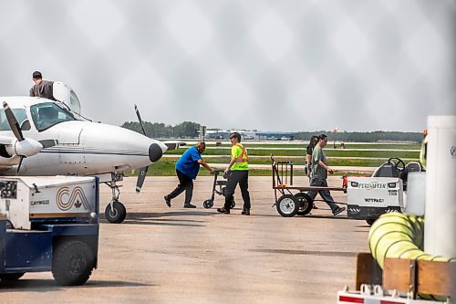 MIKAELA MACKENZIE / FREE PRESS
A charter unloads evacuees from Pukatawagan in Winnipeg on Thursday, May 29, 2025.
Winnipeg Free Press 2025