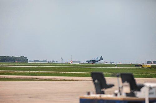 MIKAELA MACKENZIE / FREE PRESS
A Hercules airplane lands in Winnipeg on Thursday, May 29, 2025.
Winnipeg Free Press 2025
