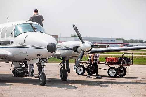 MIKAELA MACKENZIE / FREE PRESS
	
A charter unloads evacuees from Pukatawagan in Winnipeg on Thursday, May 29, 2025. 

Winnipeg Free Press 2025