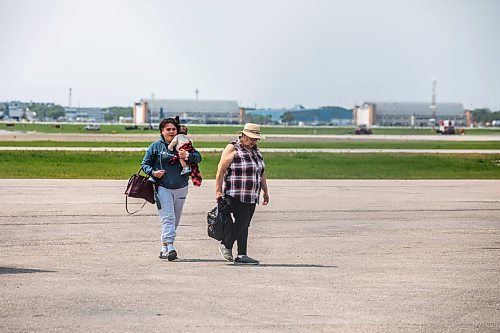 MIKAELA MACKENZIE / FREE PRESS
	
A charter unloads evacuees from Pukatawagan in Winnipeg on Thursday, May 29, 2025. 

Winnipeg Free Press 2025